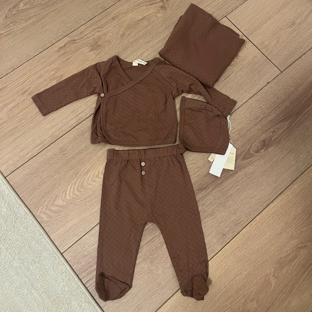 Baby Outfit Set with Bonnet, Blanket and Bows!